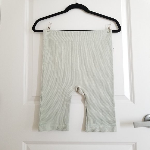 $5 Add on | High waisted ribbed biker shorts M - Picture 2 of 9